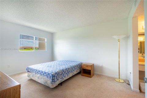 Condo in Pembroke Pines, Florida, 2 bedrooms  № 1944135 - photo 17
