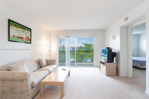 Condo in Pembroke Pines, Florida, 2 bedrooms  № 1944135 - photo 23