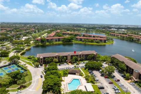 Condo in Pembroke Pines, Florida, 2 bedrooms  № 1944135 - photo 2