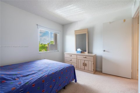 Condo in Pembroke Pines, Florida, 2 bedrooms  № 1944135 - photo 27