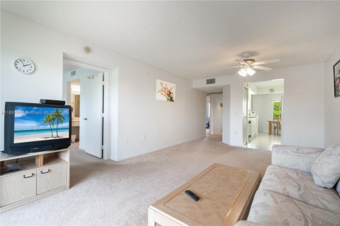 Condo in Pembroke Pines, Florida, 2 bedrooms  № 1944135 - photo 15