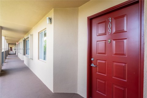 Condo in Pembroke Pines, Florida, 2 bedrooms  № 1944135 - photo 29