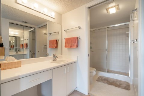 Condo in Pembroke Pines, Florida, 2 bedrooms  № 1944135 - photo 16