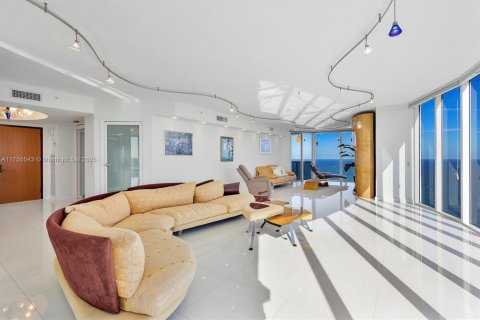 Condo in Sunny Isles Beach, Florida, 3 bedrooms  № 2035441 - photo 7