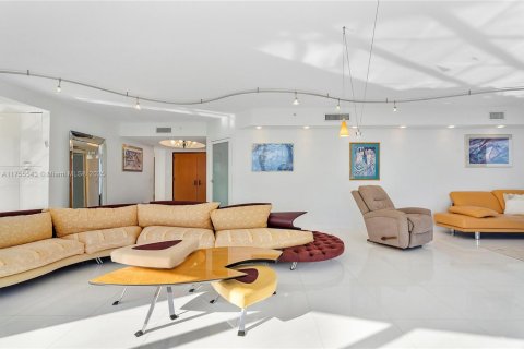 Condo in Sunny Isles Beach, Florida, 3 bedrooms  № 2035441 - photo 18