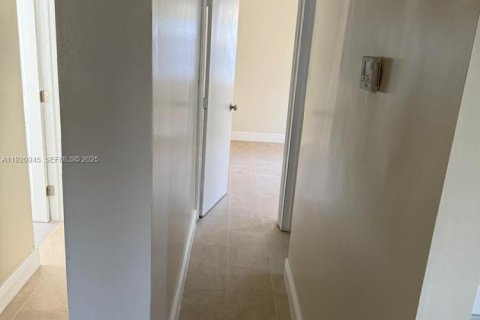 Снять в аренду виллу или дом в Форт-Лодердейл, Флорида 3 спальни, 77.67м2, № 1991729 - фото 12