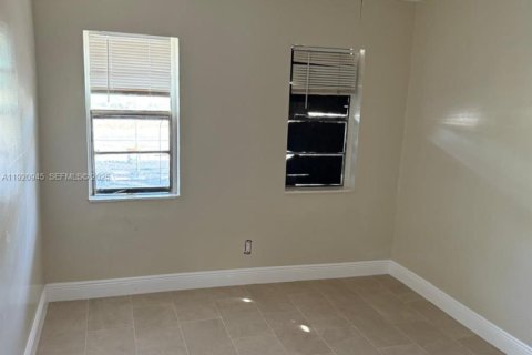 Снять в аренду виллу или дом в Форт-Лодердейл, Флорида 3 спальни, 77.67м2, № 1991729 - фото 6