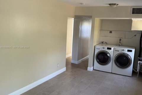 Снять в аренду виллу или дом в Форт-Лодердейл, Флорида 3 спальни, 77.67м2, № 1991729 - фото 14