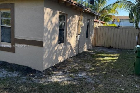 Снять в аренду виллу или дом в Форт-Лодердейл, Флорида 3 спальни, 77.67м2, № 1991729 - фото 4