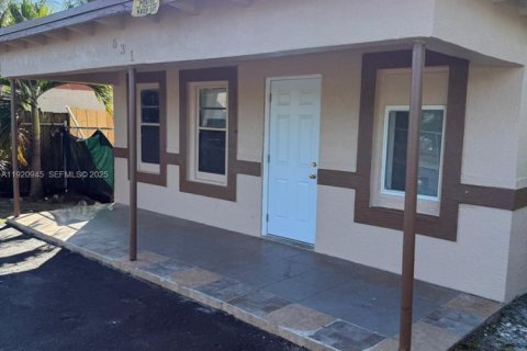 Снять в аренду виллу или дом в Форт-Лодердейл, Флорида 3 спальни, 77.67м2, № 1991729 - фото 1