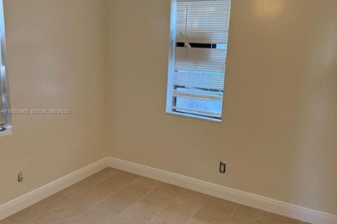 Снять в аренду виллу или дом в Форт-Лодердейл, Флорида 3 спальни, 77.67м2, № 1991729 - фото 7