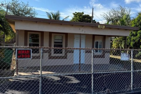 Снять в аренду виллу или дом в Форт-Лодердейл, Флорида 3 спальни, 77.67м2, № 1991729 - фото 2