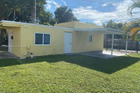 Commercial property in West Palm Beach, Florida 156.91 sq.m. № 1862378 - photo 2
