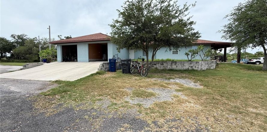 House in Palmetto, Florida 6 bedrooms, 232.44 sq.m. № 2122664