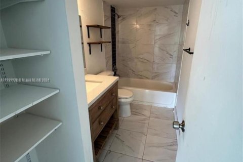 Condominio en venta en Lauderhill, Florida, 1 dormitorio, 72.74 m2 № 1947234 - foto 9
