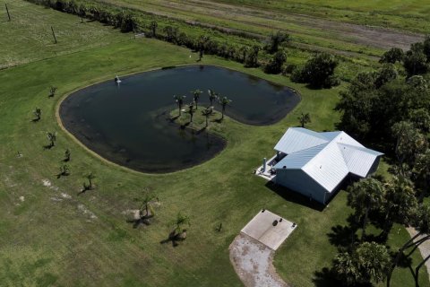 House in St. Lucie, Florida 2 bedrooms, 156.08 sq.m. № 2251591 - photo 2