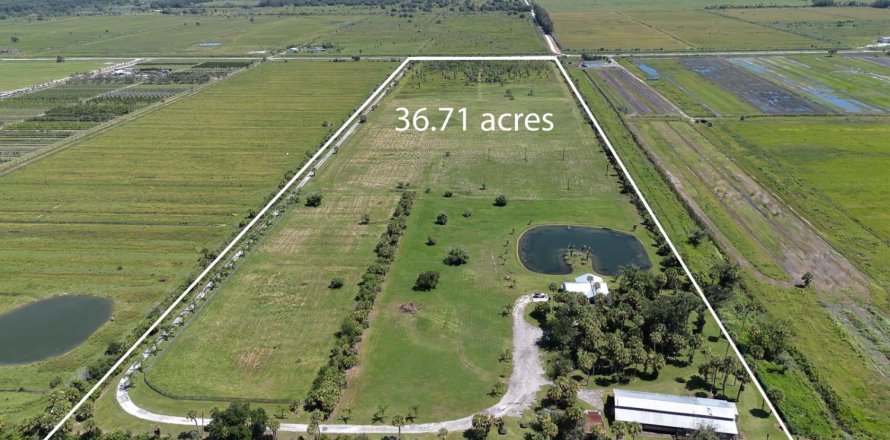 House in St. Lucie, Florida 2 bedrooms, 156.08 sq.m. № 2251591