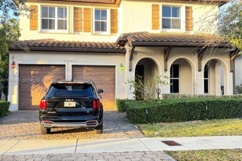 House in Miami, Florida 5 bedrooms, 316.24 sq.m. № 2011971