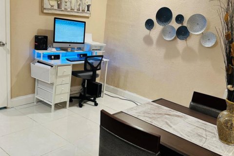 Купить виллу или дом в Уэст-Палм-Бич, Флорида 5 комнат, 111.48м2, № 2084076 - фото 8
