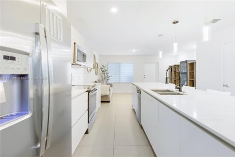 Condo in Miami, Florida, 3 bedrooms  № 1865296 - photo 9