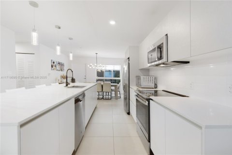 Condo in Miami, Florida, 3 bedrooms  № 1865296 - photo 2