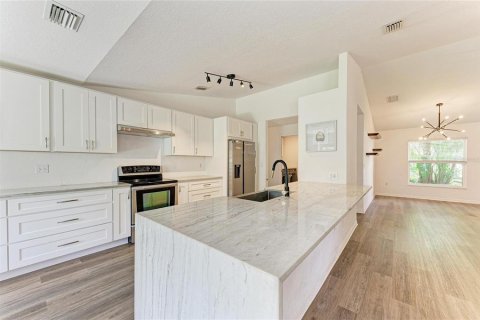 House in Sarasota, Florida 3 bedrooms, 168.43 sq.m. № 2409794 - photo 15
