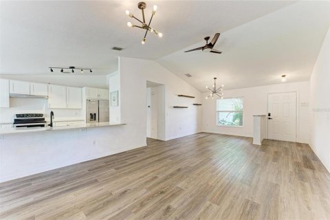 House in Sarasota, Florida 3 bedrooms, 168.43 sq.m. № 2409794 - photo 13
