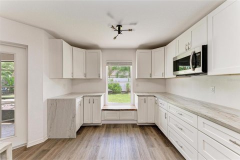 House in Sarasota, Florida 3 bedrooms, 168.43 sq.m. № 2409794 - photo 23