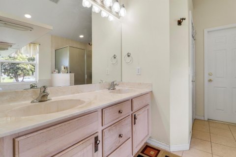 Villa ou maison à vendre à Port St. Lucie, Floride: 4 chambres, 219.71 m2 № 2266236 - photo 17
