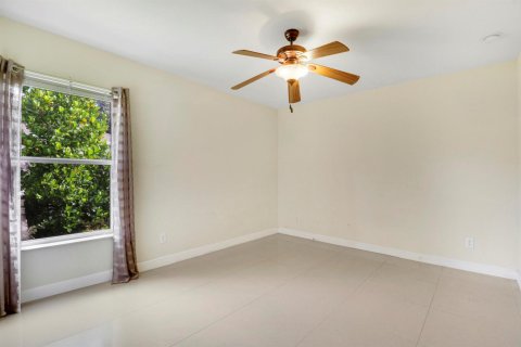 Villa ou maison à vendre à Port St. Lucie, Floride: 4 chambres, 219.71 m2 № 2266236 - photo 12