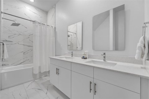 Townhouse in Davenport, Florida 5 bedrooms, 187.66 sq.m. № 2213622 - photo 13