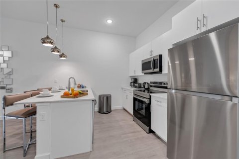 Townhouse in Davenport, Florida 5 bedrooms, 187.66 sq.m. № 2213622 - photo 5
