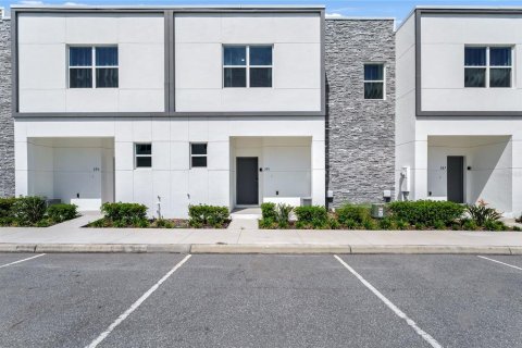 Townhouse in Davenport, Florida 5 bedrooms, 187.66 sq.m. № 2213622