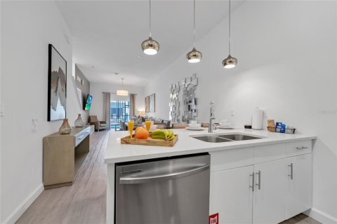 Townhouse in Davenport, Florida 5 bedrooms, 187.66 sq.m. № 2213622 - photo 6