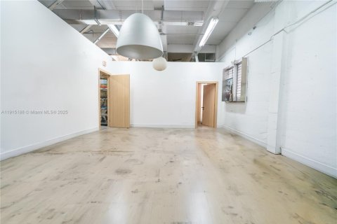 Купить коммерческую недвижимость в Майами, Флорида № 1971389 - фото 9