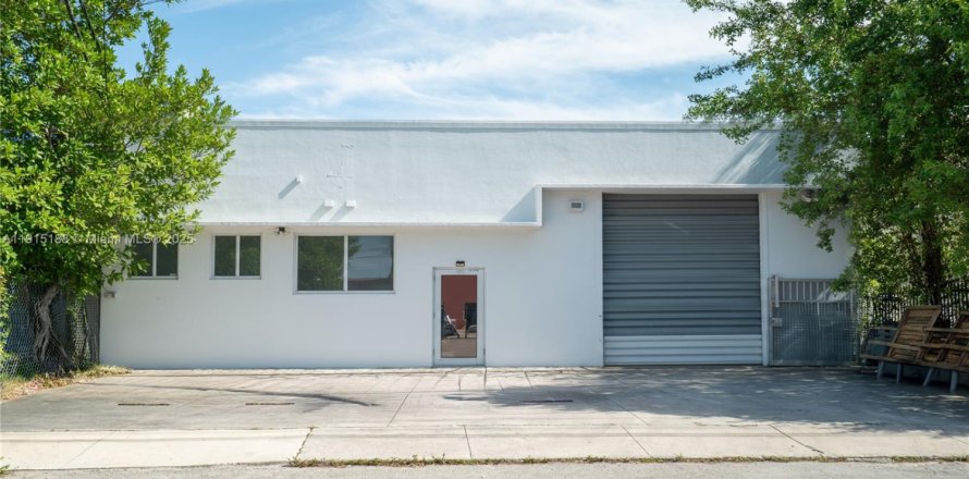 Коммерческая недвижимость в Майами, Флорида № 1971389