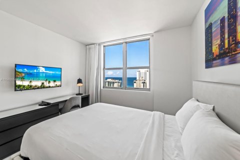 Condominio en alquiler en Hollywood, Florida, 2 dormitorios, 99.87 m2 № 2088524 - foto 4