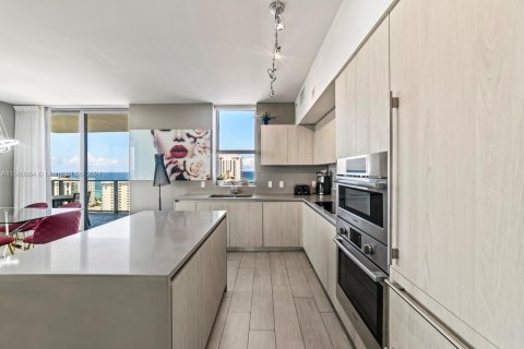 Condominio en alquiler en Hollywood, Florida, 2 dormitorios, 99.87 m2 № 2088524 - foto 7