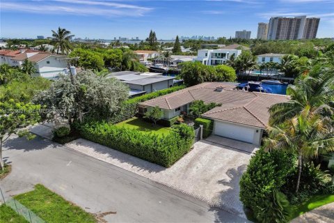 Villa ou maison à louer à North Miami, Floride: 4 chambres, 196.49 m2 № 2199262 - photo 3