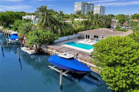 Villa ou maison à louer à North Miami, Floride: 4 chambres, 196.49 m2 № 2199262 - photo 6