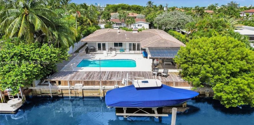 Villa ou maison à North Miami, Floride 4 chambres, 196.49 m2 № 2199262