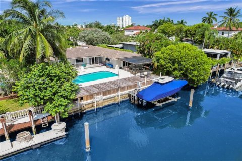 Villa ou maison à louer à North Miami, Floride: 4 chambres, 196.49 m2 № 2199262 - photo 2