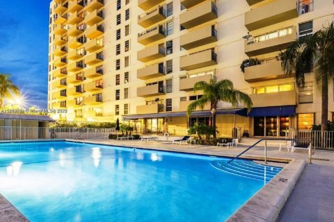 Condo in Miami, Florida, 1 bedroom  № 1888138 - photo 12