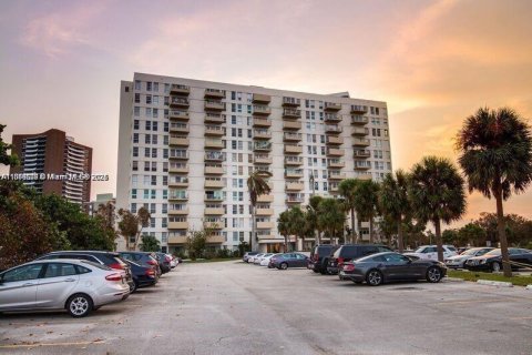 Condo in Miami, Florida, 1 bedroom  № 1888138 - photo 14