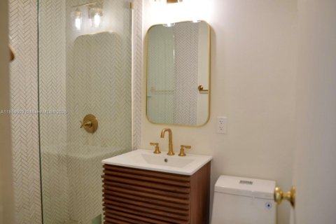 Condo in Miami, Florida, 1 bedroom  № 1888138 - photo 9