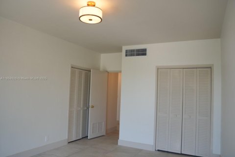Condo in Miami, Florida, 1 bedroom  № 1888138 - photo 11