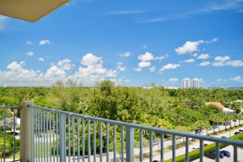 Condo in Miami, Florida, 1 bedroom  № 1888138 - photo 2