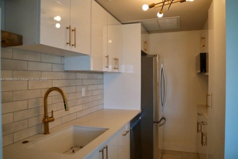 Condo in Miami, Florida, 1 bedroom  № 1888138 - photo 5