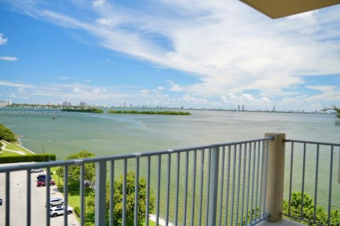 Condo in Miami, Florida, 1 bedroom  № 1888138 - photo 1