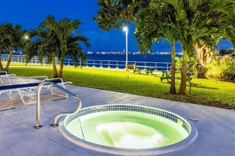 Condo in Miami, Florida, 1 bedroom  № 1888138 - photo 13